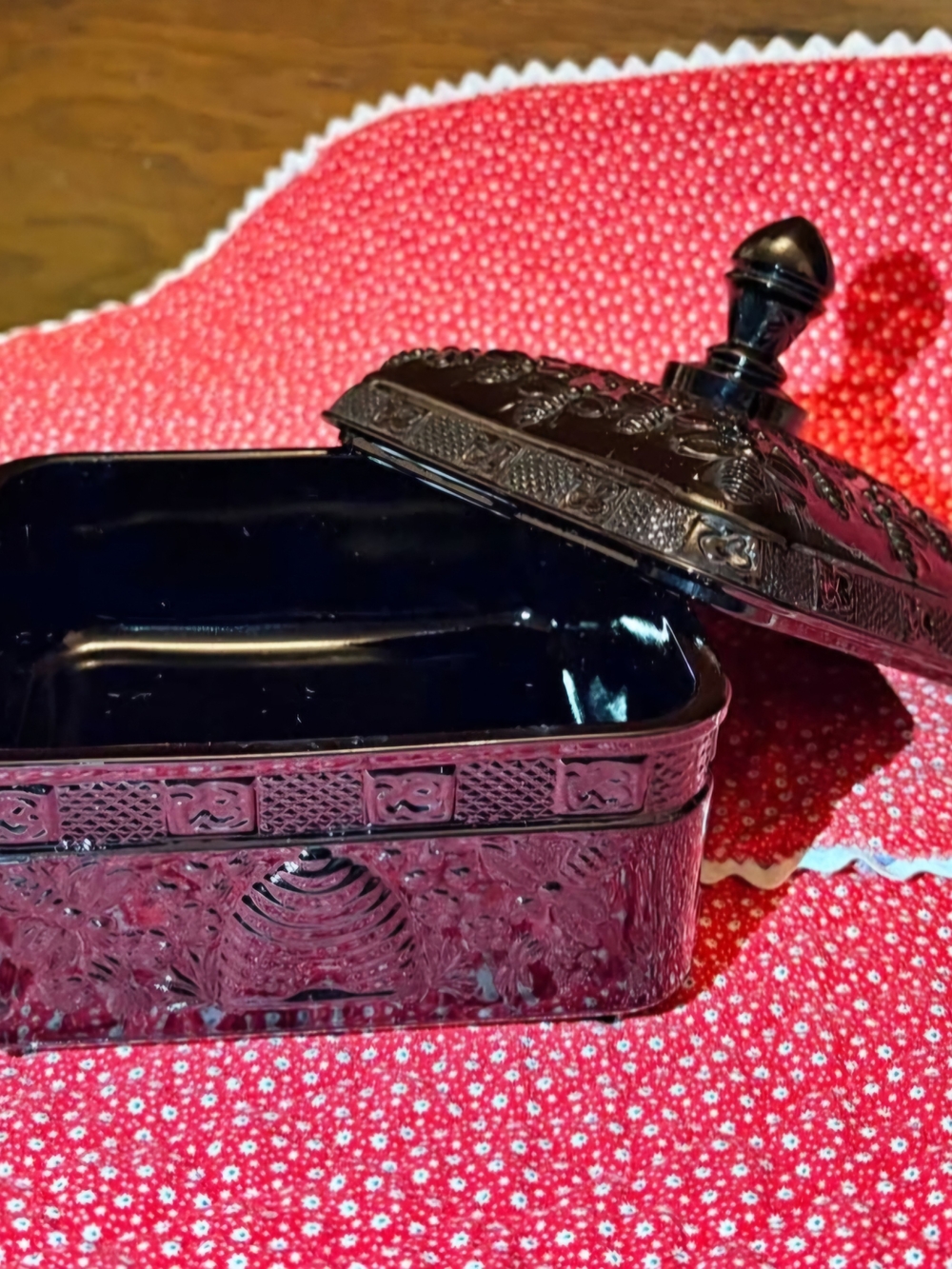 Tiara Black Honeybee Dish/Bee Box
